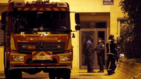 Miembros del cuerpo de bomberos en la calle Benjamín Palencia de Getafe, donde un padre mató a sus hijos y luego  incendió la vivienda. /EFE