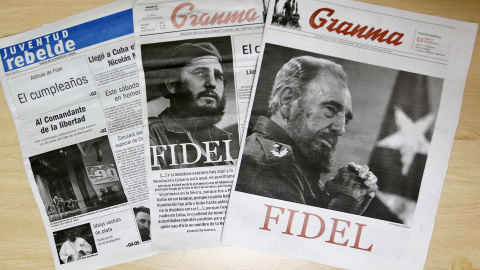 Vista de diferentes periódicos cubanos alusivos al 90 cumpleaños del líder de la revolución cubana Fidel Castro. EFE/Ernesto Mastrascusa