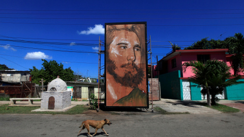 Un retrato de Fidel Castro pintado por el artista cubano Kcho, en las calles de La Habana. REUTERS/Enrique de la Osa