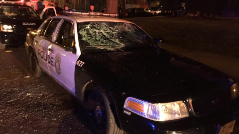 Un coche de la Policía de Milwaukee con las lunas rotas, tras las violentas protestas después de que un agente disparara y matara a un hombre armado durante una persecución. REUTERS