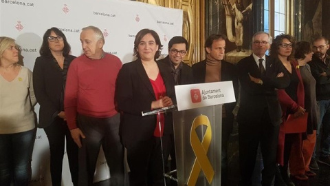 L'alcaldessa de Barcelona, Ada Colau, els tinents d'alcalde Gerardo Pisarello i Jaume Asens amb representants d'entitats pels drets humans i regidors del consistori, durant un acte de suport als presos independentistes. Europa Press