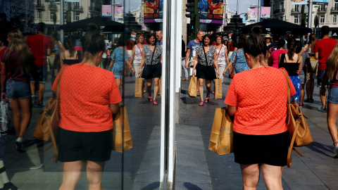 Gente de compras por el centro de Madrid. REUTERS/Susana Vera