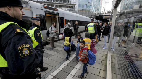 Migrantes en un control de la policía danesa entre Dinamarca y Suecia. / REUTERS