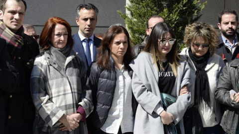 La alcaldesa del Ayuntamiento de Gatafe, Sara Hernández (3i), junto a familiares directos de los niños que fueron ayer asesinados por su padre. /EFE