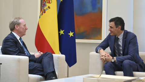 Brad Smith y Pedro Sánchez reunidos en La Moncloa, a 19 de febrero de 2024.