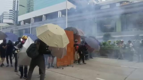 Gases lacrimÃ³genos y cÃ³cteles molotov en una nueva jornada de protestas en Hong Kong