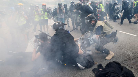 La policía actuando en las protestas. EFE/EPA/JEROME FAVRE