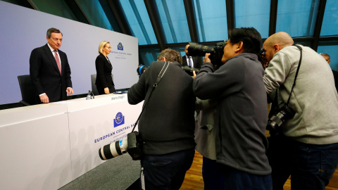 El presidente del BCE, Mario Draghi, posa ante los fotógrafos a su llegada a la rueda de prensa tras la reunión del Consejo de Gobierno de la entidad, en Fráncfort. REUTERS/Kai Pfaffenbach