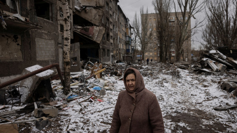 Una mujer pasa por bloques de apartamentos destruidos por los misiles rusos, en Selydove, cerca de Avdivka (Ucrania). REUTERS/Thomas Peter