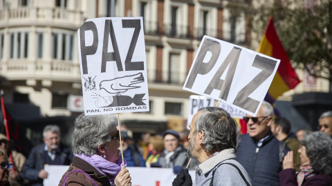 Varias personas marchan en una movilización por la Paz en Ucrania desde Plaza de Callao hasta el Ministerio de Asuntos Exteriores, a 25 de febrero de 2023, en Madrid (España).