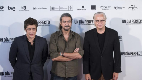 Los actores Benicio del Toro (i) y Tim Robbins (d), junto al cineasta Fernando León (c) en el photocall de la película "Un día perfecto" en Madrid. /EFE