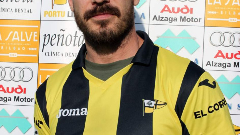 Paul Abasolo, con la camiseta del Portugalete, el día de su presentación como nuevo jugador del equipo.