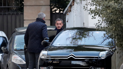 El expresidente francés, Nicolás Sarkozy, entra en su coche para acudir a declarar en la sede de la Policía Judicial de Nanterre. /REUTERS