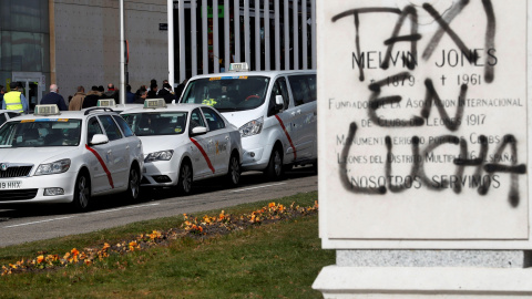 Decenas de taxis estacionados a las puertas del recinto ferial de IFEMA, donde se celebra la feria de turismo, FITUR, durante el cuarto día de huelga del sector. / EFE - Chema Moya