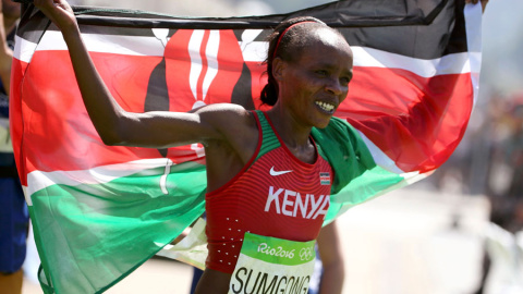 Sumgong celebra su victoria en el maratón femenino. REUTERS/Sergio Moraes