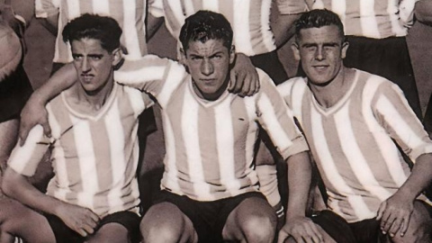 Bebel, entre los futbolistas Cela y Diz, durante un partido del Deportivo en 1933.