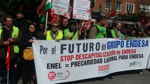 Protesta de los trabajadores de Endesa frente a la Embajada de Italia en Madrid. TWITTER UGT