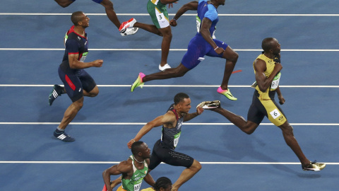 El atleta jamaicano Usian Bolt por delante de sus rivales en la final de los 100 metros lisos de los JJOO de Río. REUTERS/Carlos Barria