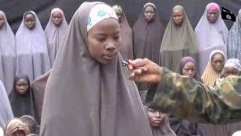 Una de las supuestas niñas nigerianas raptadas que aparece en el vídeo difundido por Boko Haram.