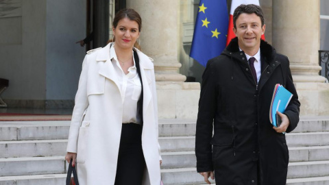 La secretaria de Estado para la Igualdad de Género, Marlene Schiappa, y el portavoz del Gobierno francés, Benjamin Griveaux./ AFP