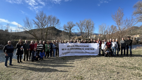 Una cinquantena de persones s'han concentrat a la Pobla de Segur per dir "no a la privatització"dels rius