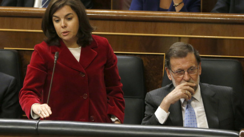 La vicepresidenta del Gobierno en funciones, Soraya Sáez de Santamaria, jura durante la sesión constitutiva de la Cámara Baja, que ha inaugurado la XI legislatura. A la derecha el presidente del Gobierno en funciones, Mariano Rajoy. EFE/J. 