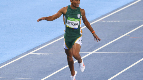 Wayde van Niekerk ha ganado la medalla de oro en los 400 metros lisos batiendo el anterior récord del mundo. REUTERS/David Gray