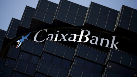 El logo de CaixaBank en la sede el banco en la avenida Diagonal de Barcelona. REUTERS/Albert Gea