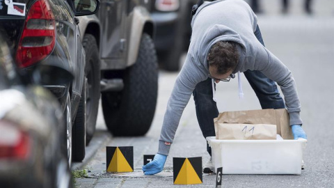 Un policía recoge pruebas en la calle Flandrische en Colonia (Alemania)/EFE