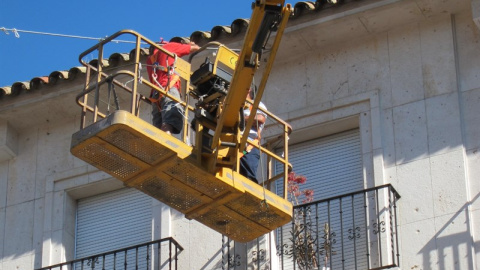 Imagen de varios trabajadores de la construcción subidos a una grúa. Es una de las profesiones que más muertes laborales causa/EUROPA PRESS