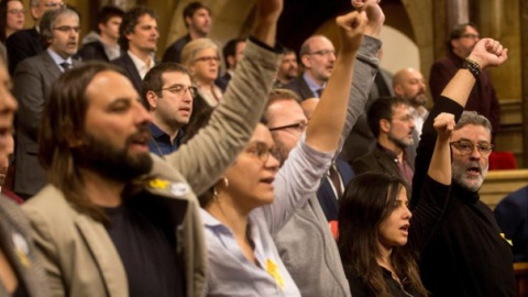 Los cuatro diputados de la CUP (de derecha a izquierda) Natàlia Sànchez, Vidal Aragonés, Maria Sirvent y Carles Riera cantan 'Els Segadors' al final del pleno de constitución de la legislatura, el pasado mes de enero. EFE/Quique García