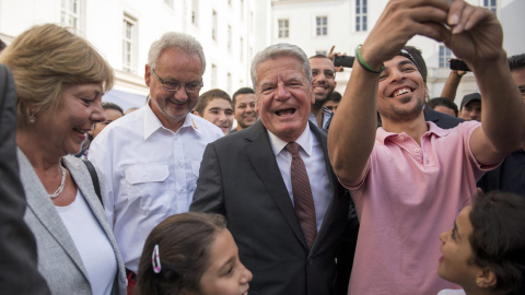 El presidente alemán, Joachim Gauck, en su visita a un albergue en Berlín. /REUTERS