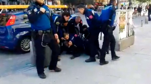 Varios agentes de la Policía Municipal detienen a un joven senegalés en la Plaza de Lavapiés de Madrid.- PÚBLICO