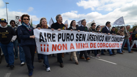 Manifestación en Carballo contra la mina de oro de Corcoesto. / SALVEMOS CABANA