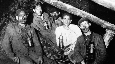 Trabajadores de una mina en Orallo (Laciana) en 1942. / ARCHIVO CLUB XEITU