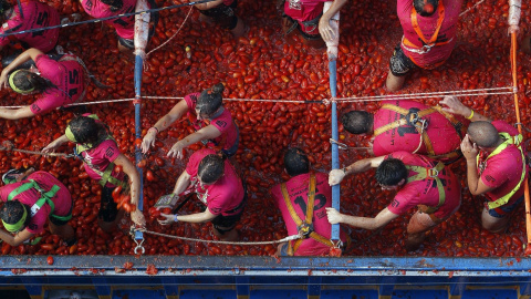 La Tomatina de Buñol es una de las fiestas más internacionales de nuestro país. En la imagen, vista de un camión pasando por la calle principal en la edición de este año. REUTERS