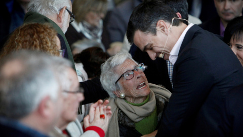 El secretario general del PSOE, Pedro Sánchez, participó en A Coruña en una asamblea abierta con militantes y otros ciudadanos sobre pensiones dignas. EFE/Cabalar