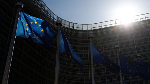 Bandera de la UE en las oficinas de la Comisión Europea en Bruselas. / Reuters