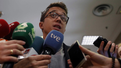 El diputado de Podemos, Iñigo Errejón, hace declaraciones en el Congreso de los Diputados, por las últimas informaciones aparecidas sobre Cristina Cifuentes. EFE/Javier Lizón