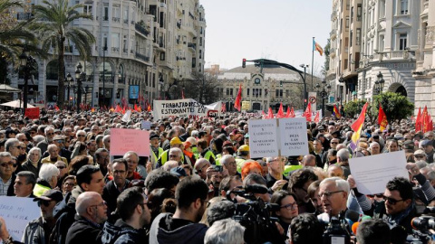 Miles de personas se manifiestan en Valencia en defensa de unas pensiones dignas en una concentración promovida por sindicatos y organizaciones ciudadanas. EFE/ Juan Carlos Cárdenas