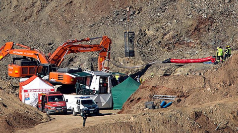 La Brigada de Salvamento Minero desplazada desde Asturias ha comenzado sus trabajos para entrar en el túnel | EFE