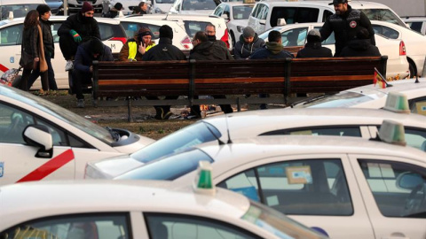 Un grupo de taxistas a las puertas del recinto ferial de IFEMA, este jueves. /EFE