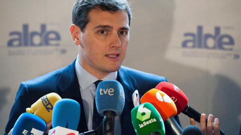 El líder de Ciudadanos, Albert Rivera, en declaraciones a los medios durante su asistencia a una reunión de los Liberales Europeos en el Palais d´Egmont. EFE/ Horst Wagner