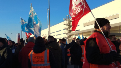 Imagen de la concentración de los trabajadores de Amazon en San Fernando de Henares./ EP