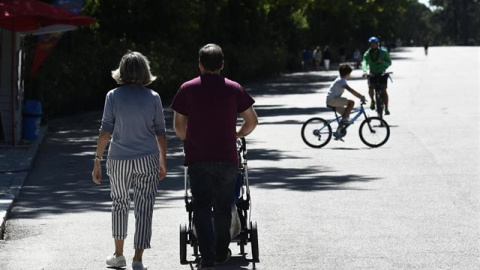 Una pareja con un carrito de bebé en un parque de Madrid, en una imagen de archivo. / EUROPA PRESS - OSCAR CAÑAS