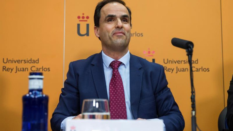 El rector del Universidad Rey Juan Carlos, Javier Ramos, durante la rueda de prensa en la universidad para explicar las informaciones sobre el expediente de Cristina Cifuentes. EFE