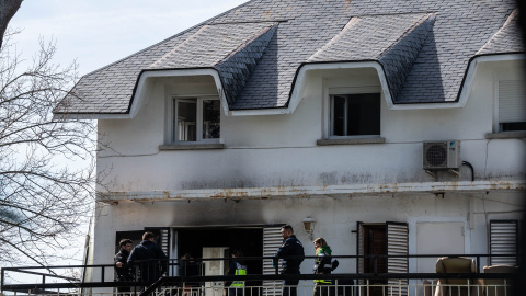 Varios agentes de la Policía Nacional en la Residencia Juan XXIII de Aravaca, donde se produjo el incendio, a 18 de febrero de 2024.