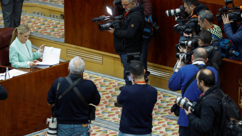 La presidenta de la Comunidad de Madrid, Cristina Cifuentes, durante el pleno de la Asamblea de Madrid celebrado hoy en medio de la polémica por las calificaciones del máster universitario de la presidenta regional. EFE