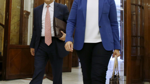 La ministra de Empleo, Fátima Báñez, con el ministro de Hacienda, Cristóbal Montoro, a su llegada al Congreso donde tiene lugar por segundo día el debate de totalidad del proyecto de Ley de Presupuestos para 2016. EFE/Sergio Barrenechea