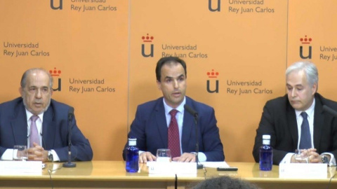 El rector de la URJC y los profesores del máster, en rueda de prensa. / EP